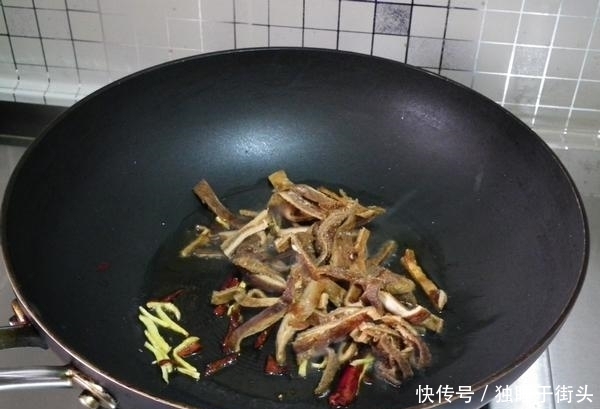 加适量|秋天这肉再贵也要买，和尖椒是绝配，简单1炒，一盘不够吃