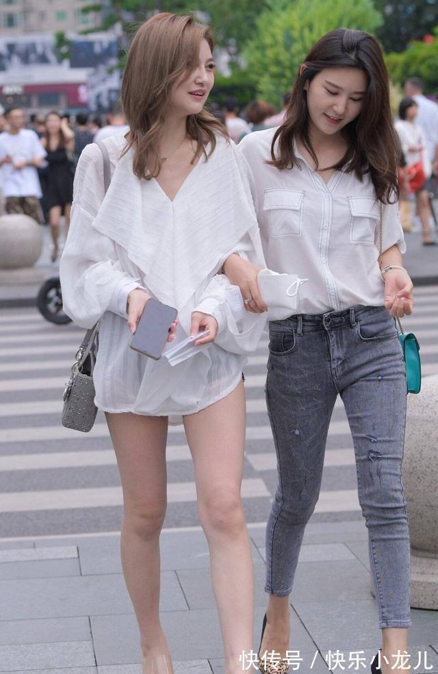 白色 打底裤的特别搭配,露肩的时尚造型,真有爱心