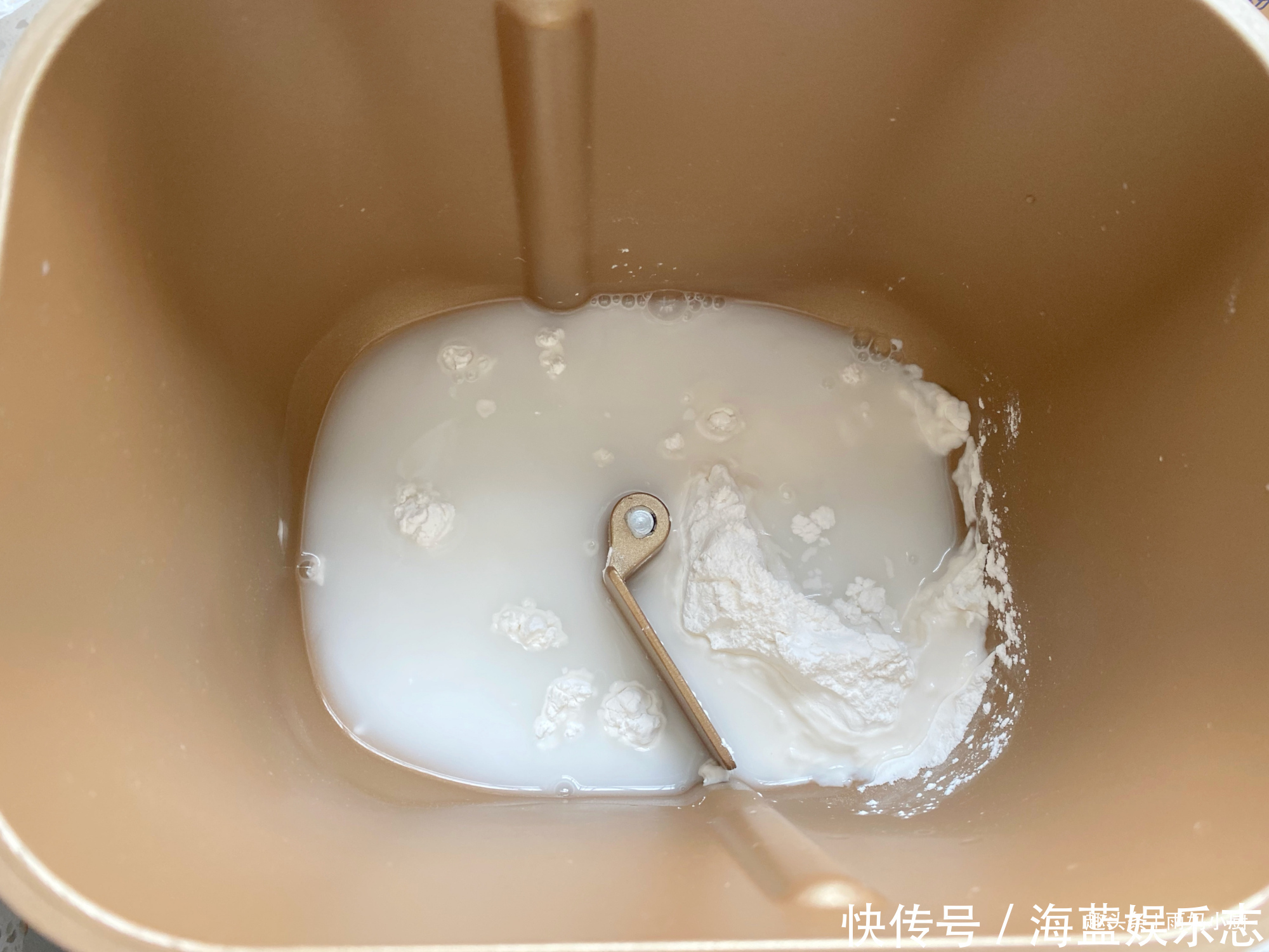  试试|做面包别只会用面包粉了，试试加点它，口感Q弹又松软，层层拉丝