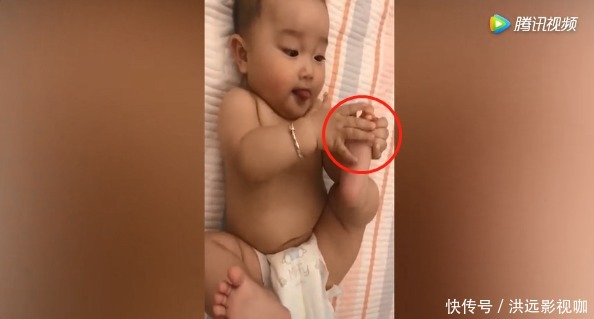 宝宝偷吃脚脚被发现,妈妈问好不好吃,宝宝回答简直太可爱了