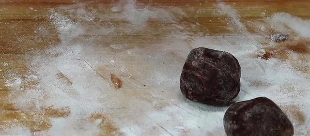 面粉里打4个鸡蛋，不用水，不油炸，比面包还好吃，上桌就抢光