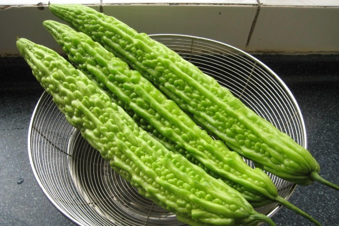 炒苦瓜，不要切了就下锅，炒前“多做两步”，脆爽可口，苦味淡