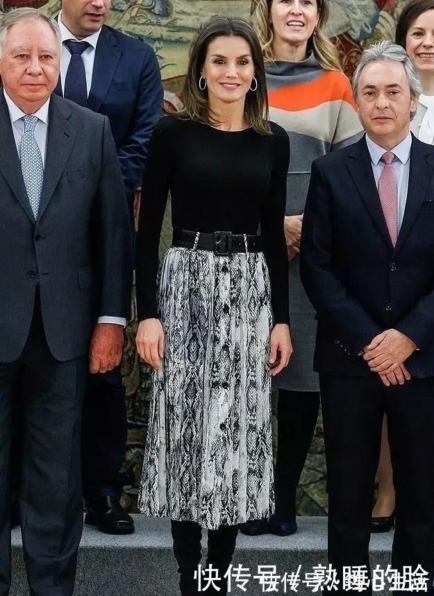 蕾丝|被西班牙王后气质惊艳，四百多蛇纹裙穿出四千块大牌范，太高级