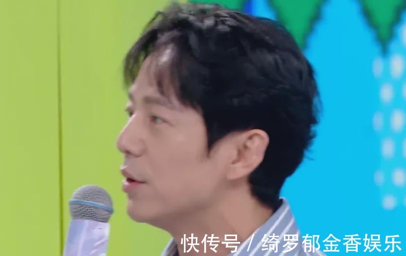 劃水|《快本》張雨綺劃水被抓包，站何炅身邊發(fā)呆，才上四期就學(xué)謝娜！