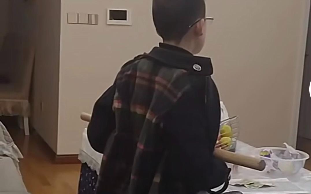 看电视|真以为孩子那么喜欢看电视?换个角度看,孩子真的很“可怜”