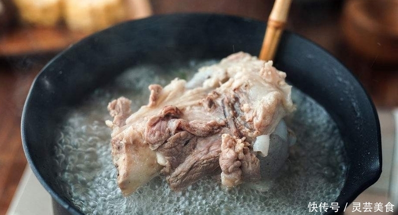 无论是猪肉牛肉羊肉,焯水时只记住3个知识点,绝对干净无腥味!
