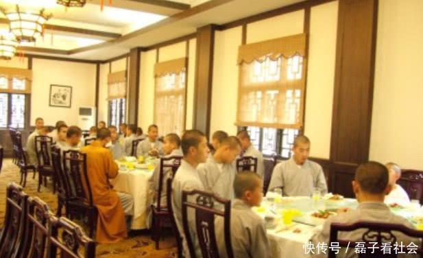 高僧|少林寺高僧午餐曝光,网友:现在当和尚来得及吗?我也来修修心