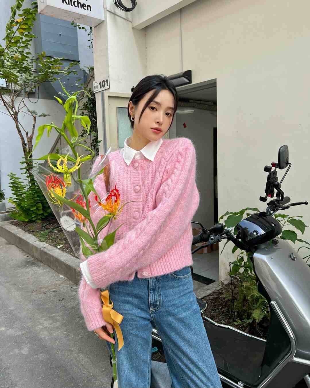 qq秀|开春不知道怎样穿?用粉色毛衣搭配这几条下装,真的封神了