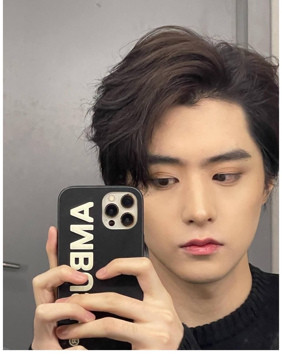 丨 黄子韬刚刚晒出的怼脸四连拍……