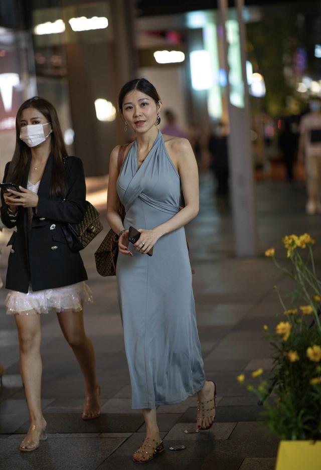 美女|美女与闺蜜逛街，穿“连衣裙”秀身材，轻松站得C位