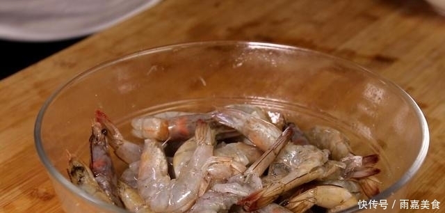 大虾|炸大虾,有人用面粉有人直接炸?都不对!教你正确做法,酥脆解馋