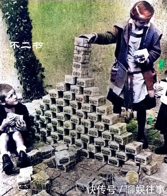 柏林|上色老照片:美军士兵模仿希特勒、犹太裔人被杀戮的真实镜头