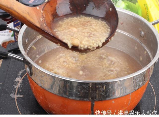 松软|小米别总熬粥了,加1把花生简单一做,松软味美,一碗不够喝!