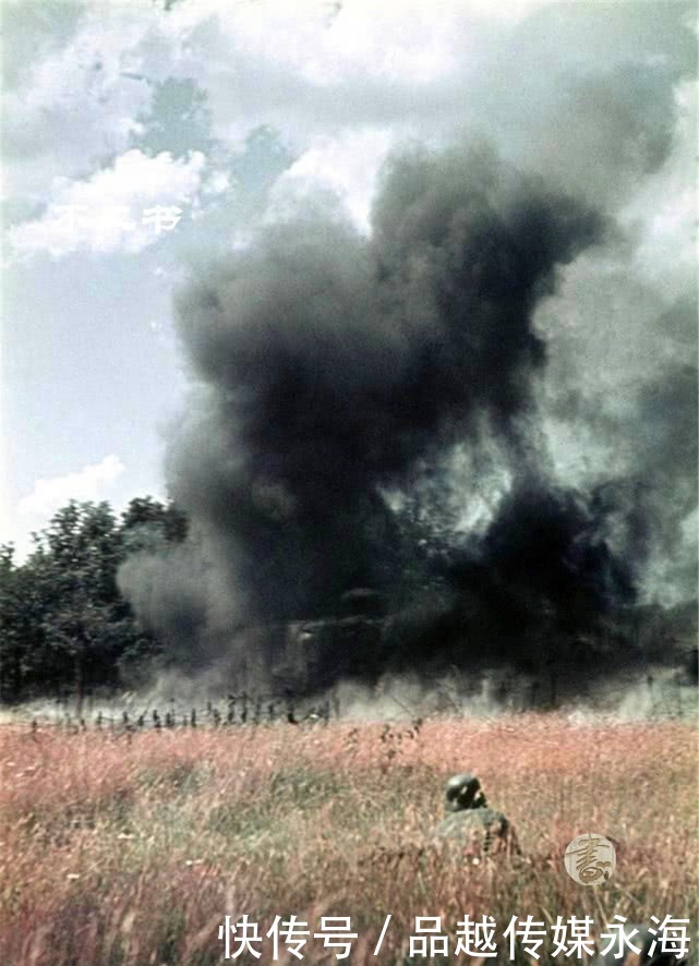 烧毁|二战老照片:一路入侵疯狂的德军、家园被烧毁的苏联平民满面悲伤