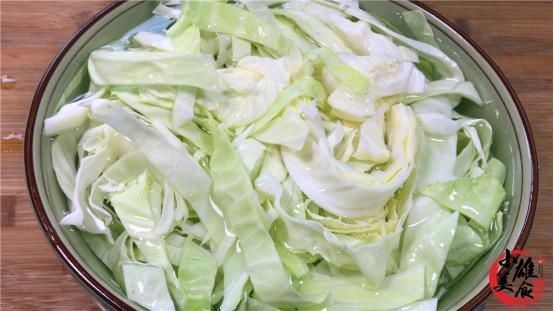 炒包菜时,万万不可直接下锅炒,很多人一直做错了,难怪不好吃