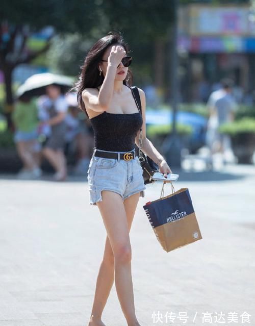 长发披肩 酷女神美出了境界,时尚服装展现了她的气质,美得与众不同