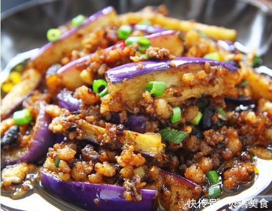 家常菜|烧茄子直接下锅炒是“大忌”难怪茄子费油!多一步,少油好吃