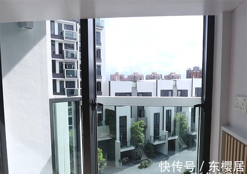 小两口|小两口买下21㎡婚房，巴掌大的家挤出“双客厅”，生活去繁从简