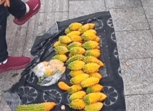 以说很多|大妈街头卖这种黄色水果,外行人吃只吃皮,内行人吃只吃籽