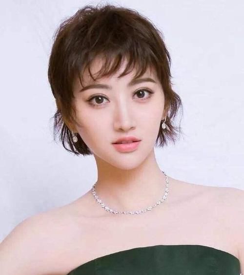 哪咤|发型师透露:女生这3种发型留久了,发际线会易上移,赶紧换了吧