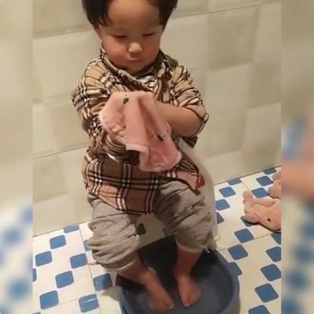 小家伙|“迷糊宝宝”擦脚走红,两只脚擦半小时也没干,网友:耐心一百分