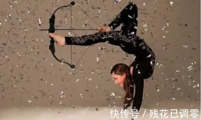 吉尼斯世界之最：第一项由何炅老师创造，用脚射箭你见过吗？