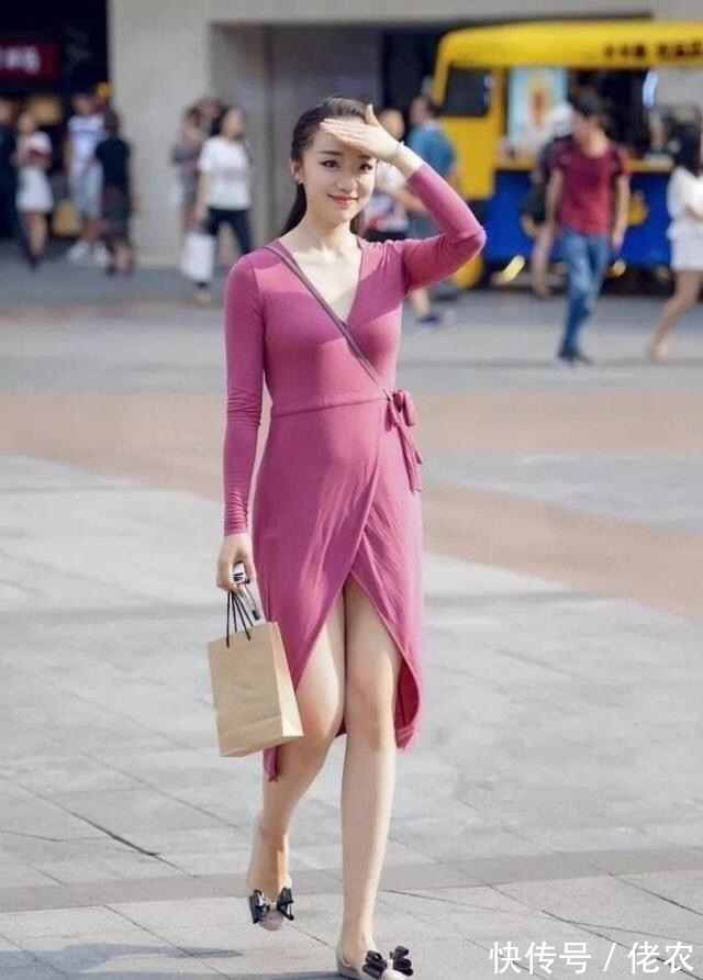 时尚|街拍:春季各种穿搭,尽显小姐姐身材,简单而时尚