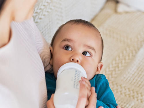 月子期|婴儿谁抱的多就和谁亲?错过这三个依赖期,宝宝和妈妈可能不亲