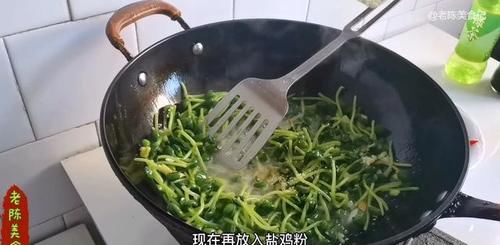 老陈做美食：豆苗和它才是绝配，做法简单脆嫩入味，美味不输饭店