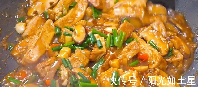 香菇炖豆腐越炖越香,出锅满屋飘香,好吃又下饭,比吃肉还过瘾!