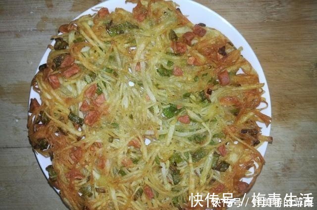 土豆饼|土豆不要总炒土豆丝,教你一个新吃法,出锅连吃3个不过瘾