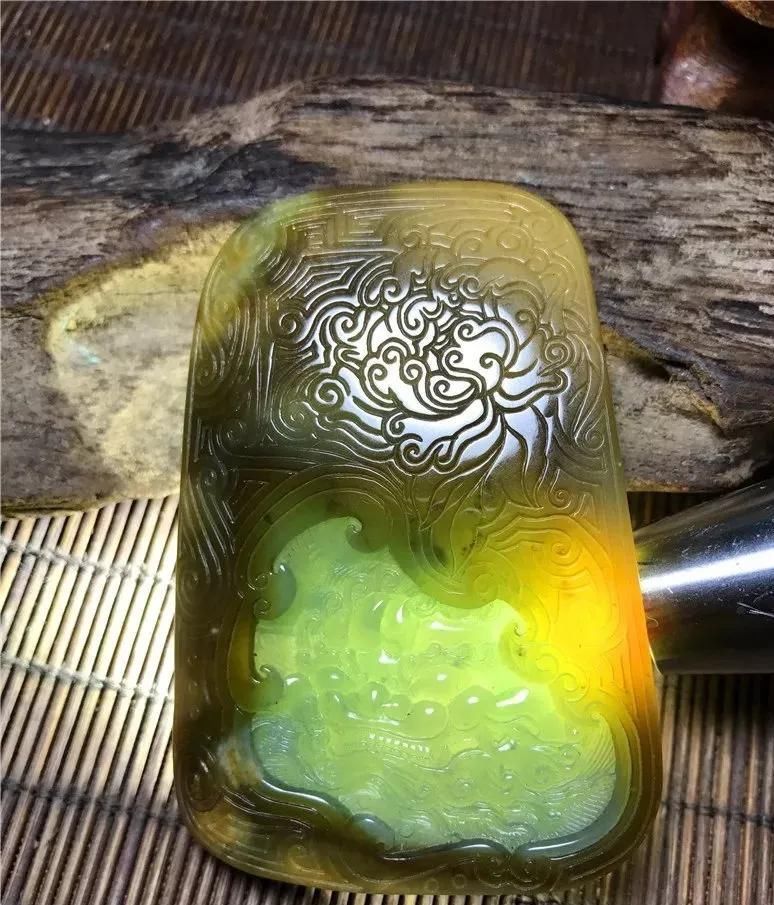 雕刻|小伙买下翡翠原石,切开后欲哭无泪,成品却美丽动人