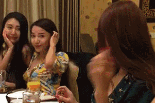 |搞笑GIF:只要一聚会,公司女同事全变了