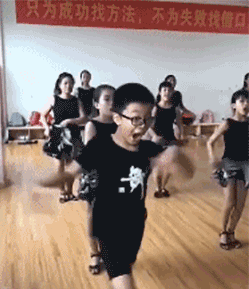 动作|一个动作，导致6岁小女孩截瘫！你的孩子可能也在做！