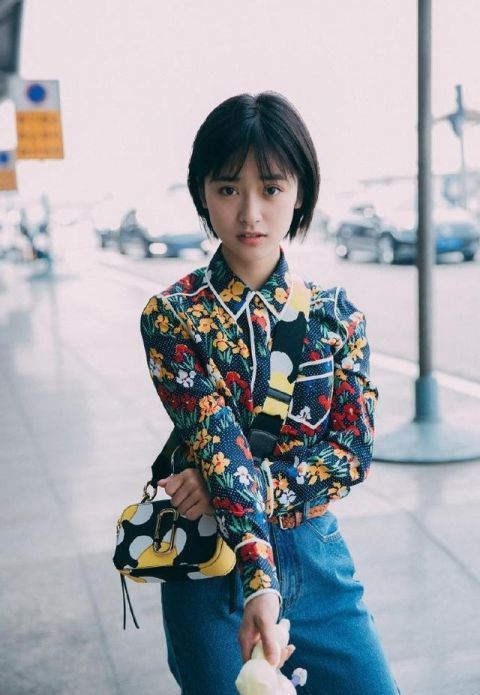 天生带妆脸的女生,脸上都有这4个特征,素颜就像化了妆一样