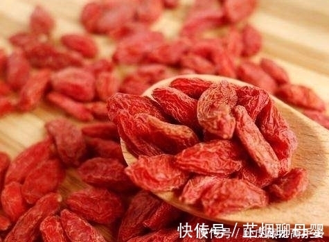 绿茶|枸杞是个宝,但和它“天生不配”,一起泡水喝,小心“引祸上身”