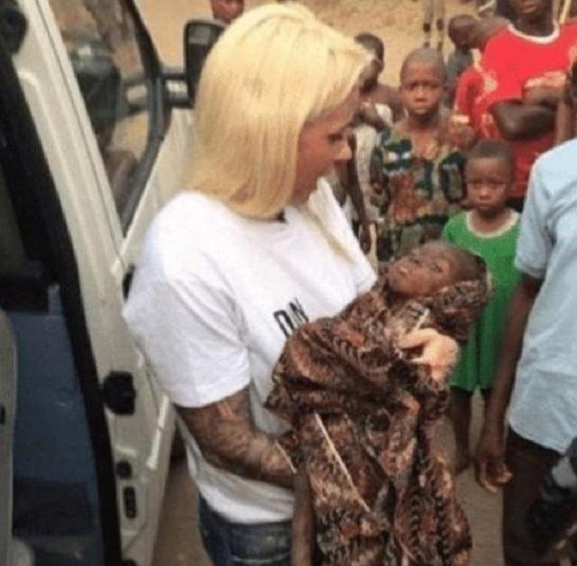 非洲|还记得6年前,在路边讨水喝的非洲小男孩吗?被收养后现状如何?