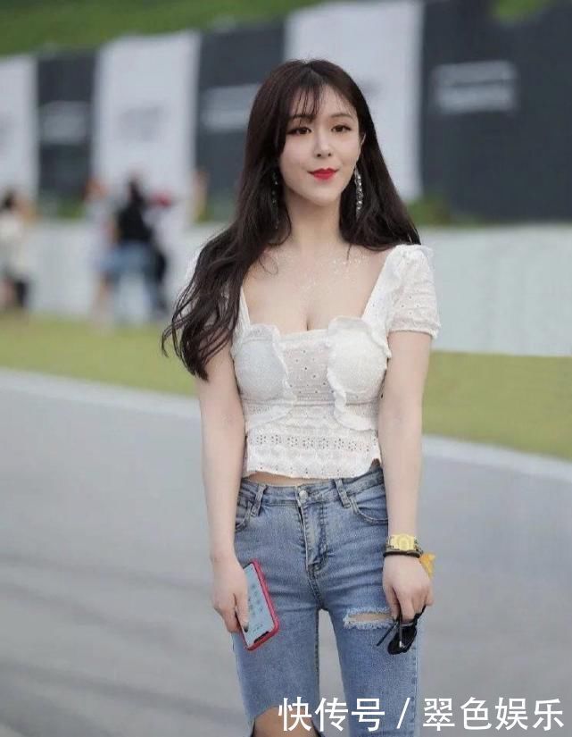 夏日简约休闲风穿搭,时尚女生更爱破洞牛仔裤,省心好穿又耐看