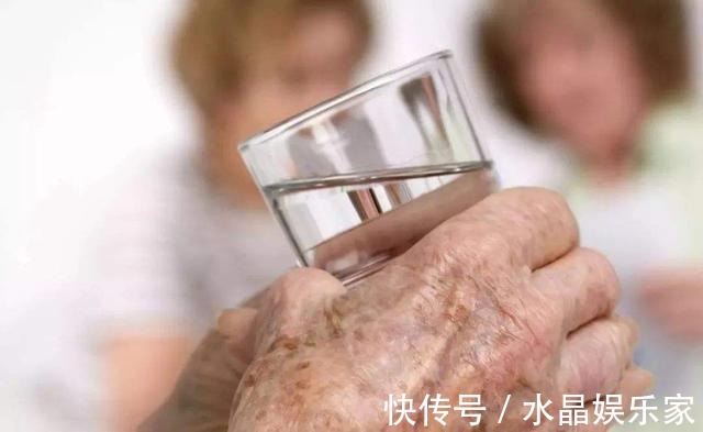 热水|最伤肾的“水”,早该拉入黑名单,很多人却当成宝,几乎天天喝