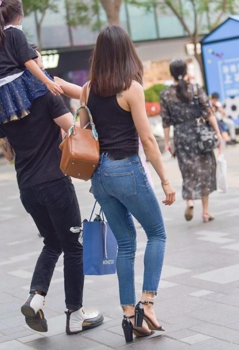 穿搭 墨绿色的无袖上衣,搭配黑色九分裤,整体给人简单清爽利落感觉