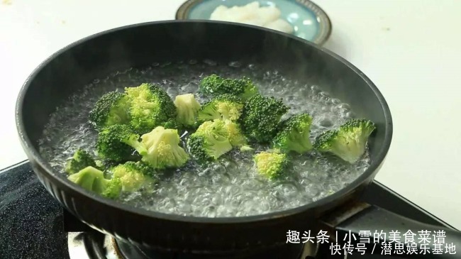翠绿|清炒西兰花,只需焯水前加入这一步,西兰花色泽翠绿,营养又美味