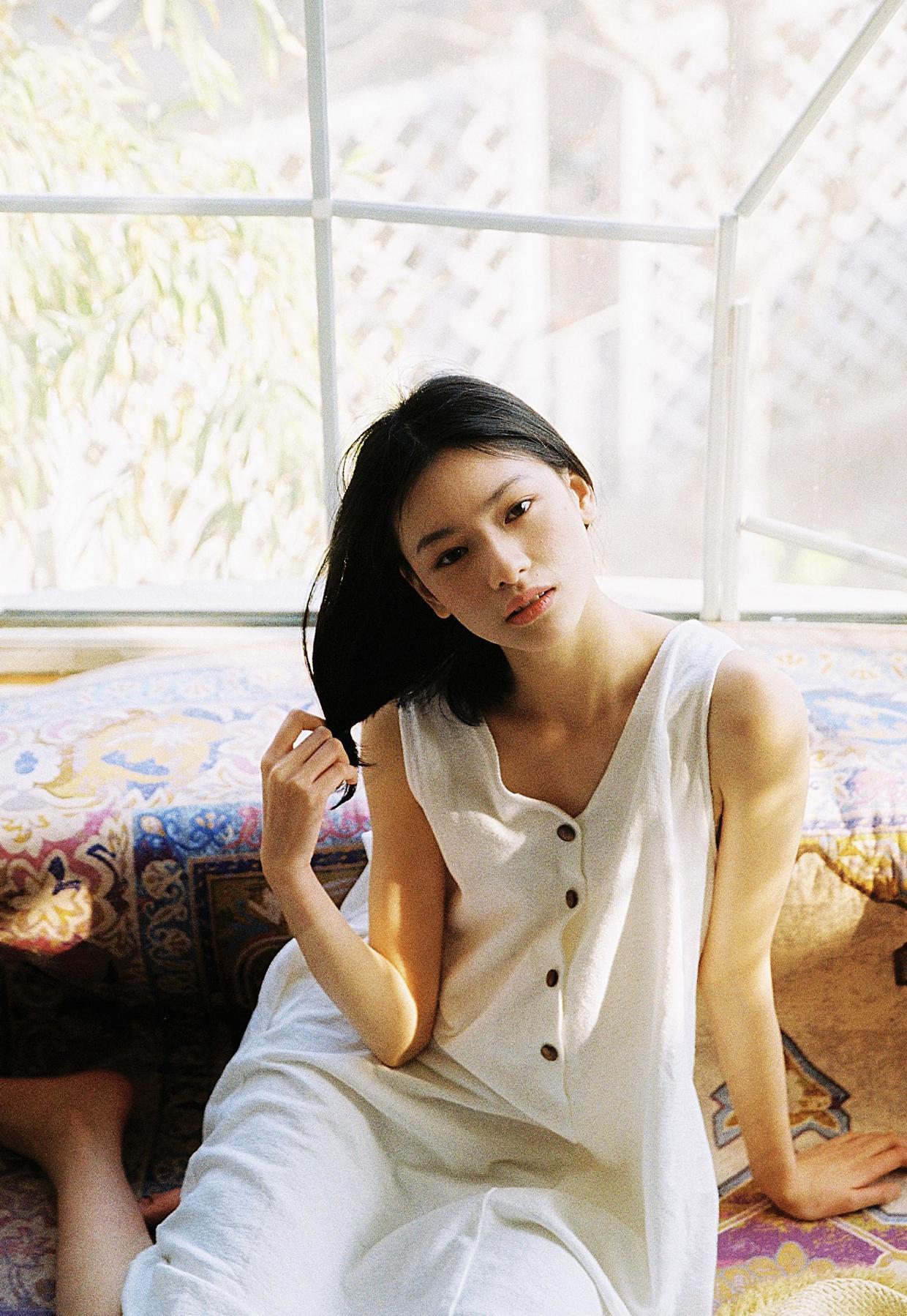 花苞裙|邱天22岁就这么美!穿黑色与玫红色拼接抹胸复古花苞裙,高级时髦