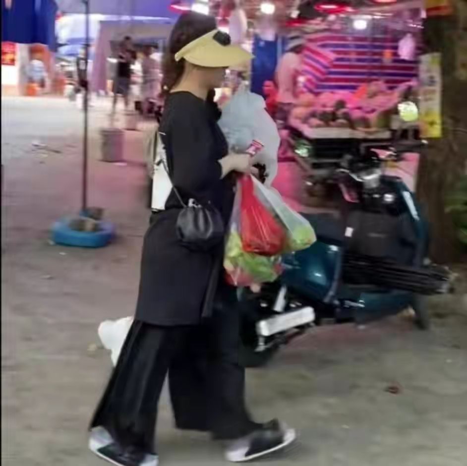 气质|阿娇穿白衬衫装嫩,现实中没了气质,但也不老不像40岁阿姨!