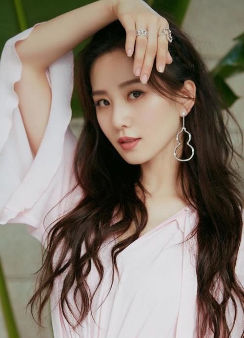 明星亲自示范：怎么戴耳环才能显脸小有气质？