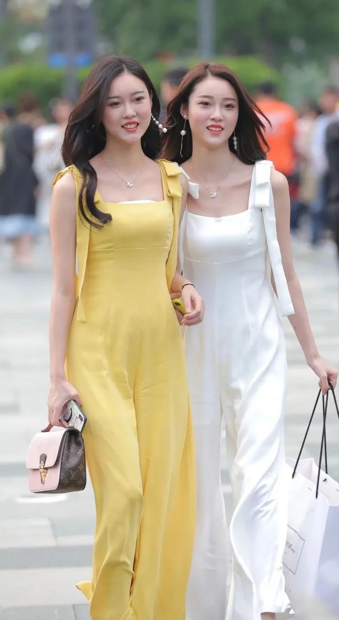 绝色双胞胎穿着黄白连体裤,你更喜欢哪一位?