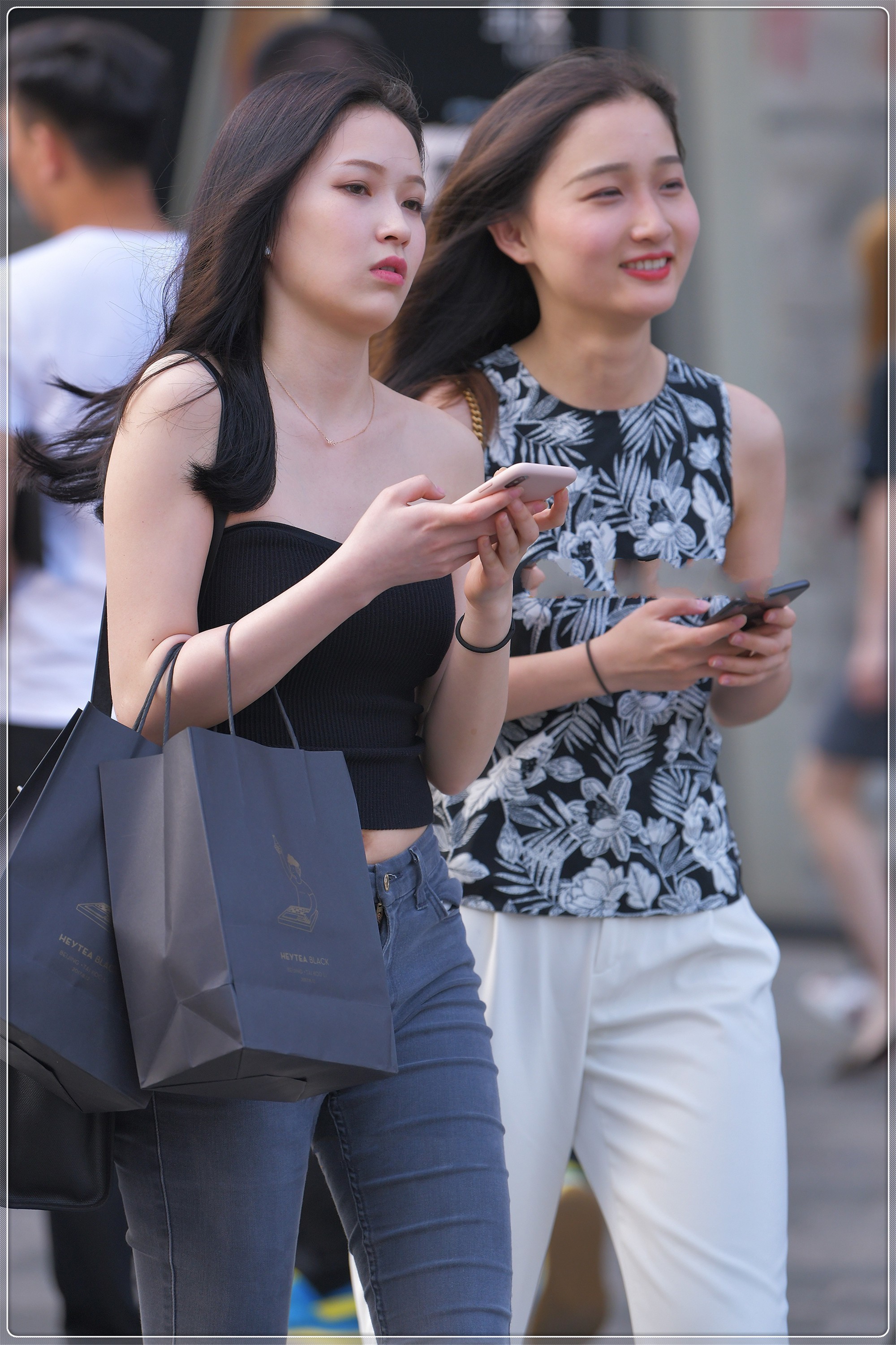 休闲鞋|黑色抹胸上衣搭配深灰牛仔裤,柔软舒适,简单时尚