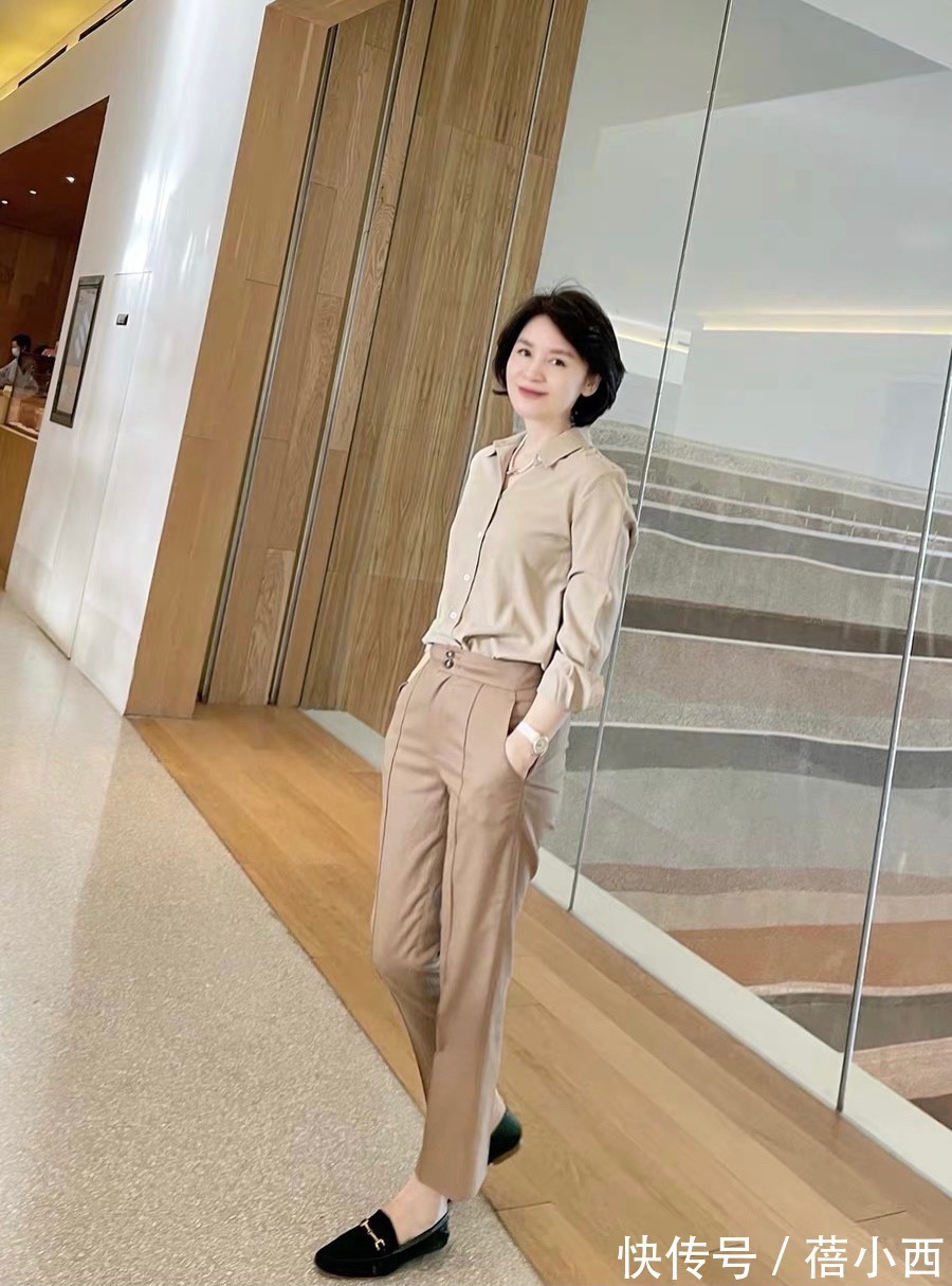 造型感|秋天,45+的女性别乱穿,这条“西裤”才是首选,高级简约又知性