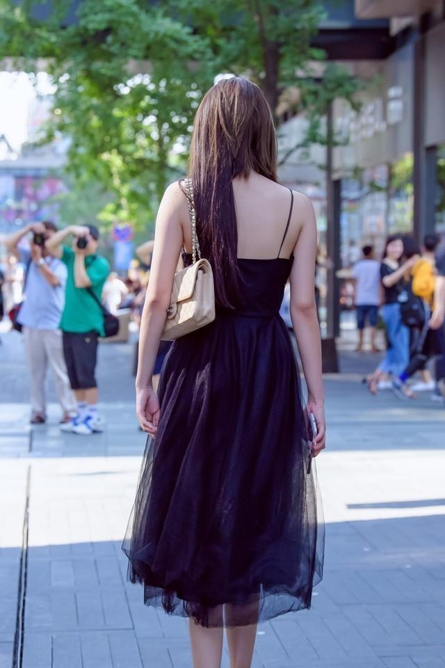 搭配 青春时尚的连衣裙,纯净而明媚,又有优雅小知性