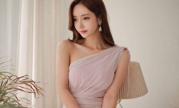 身材|女神街拍身材完美的紧身裙美女,展现细节上精致感,魅力四射