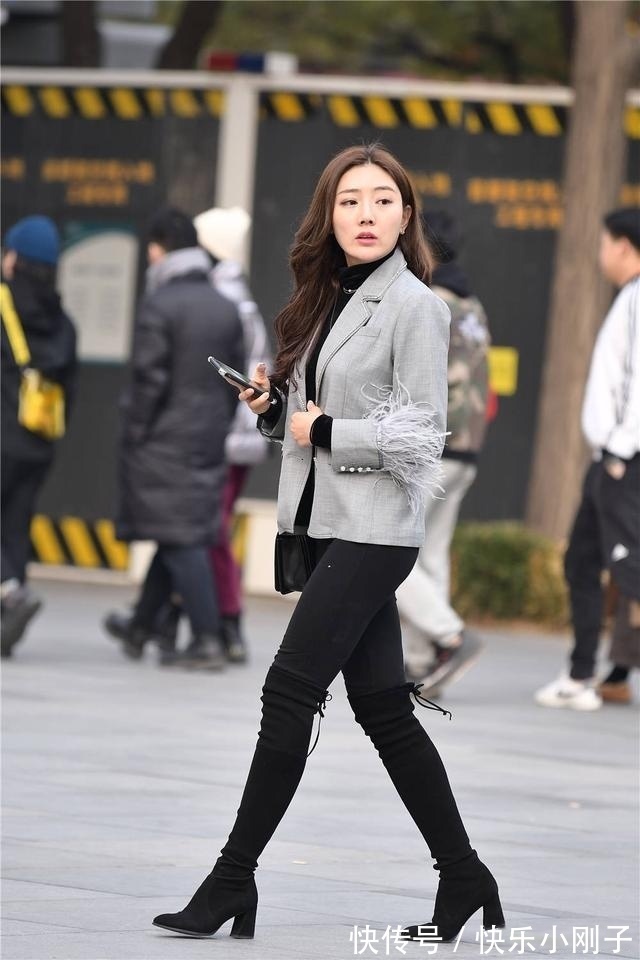 西服 黑色紧身裤搭配黑色粗跟过膝长靴，浅灰色西服，混搭也可以很精致